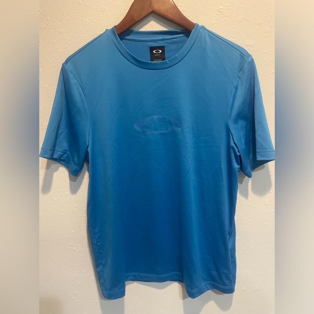 OAKLEY Regular Fit  short sleeve, blue, crew neck moisture-wicking shirt EUC